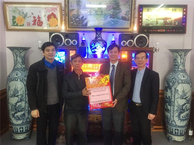 Phó Chủ tịch UBND thành phố Phạm Tuấn Đạt tặng quà Tết người có công