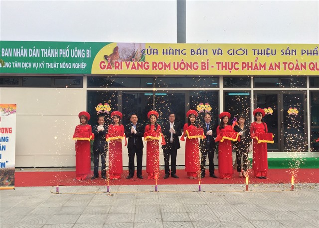 Khai trương gian hàng đặc sản  “Gà ri vàng rơm”