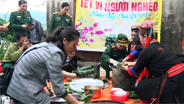 BCH Quân sự - Hội LHPN thành phố gói bánh chưng tặng hộ nghèo đón Tết