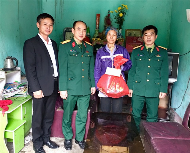 Ban Chỉ huy Quân sự thành phố tặng quà Tết đối tượng chính sách