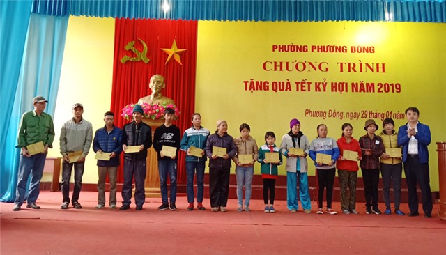 Phường Phương Đông tặng quà Tết đối tượng chính sách