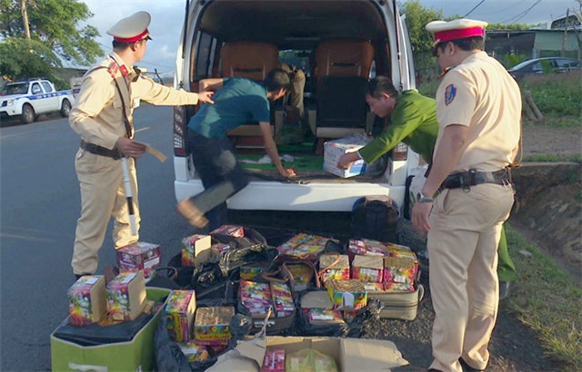 Mua pháo hoa đốt dịp Tết có thể bị phạt 10 triệu