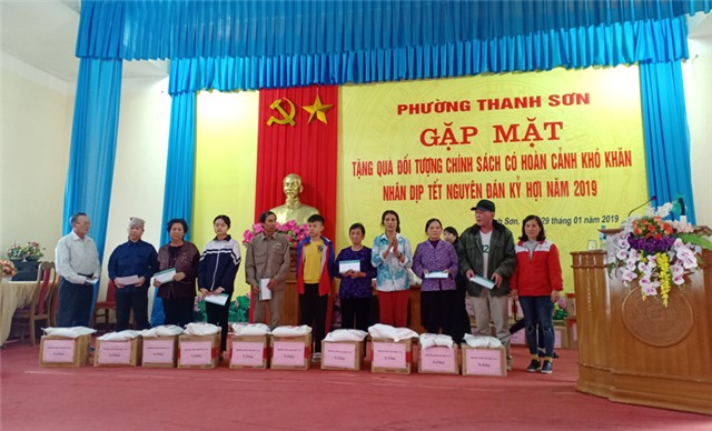 Phường Thanh Sơn tặng 100 suất quà Tết cho đối tượng chính sách