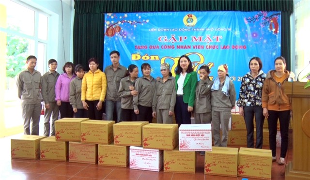 LĐLĐ, Hội Chữ thập đỏ thành phố gặp mặt, tặng quà Tết đối tượng khó khăn