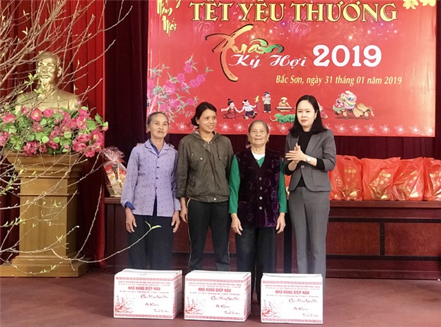 Phường Bắc Sơn tặng quà Tết đối tượng chính sách 