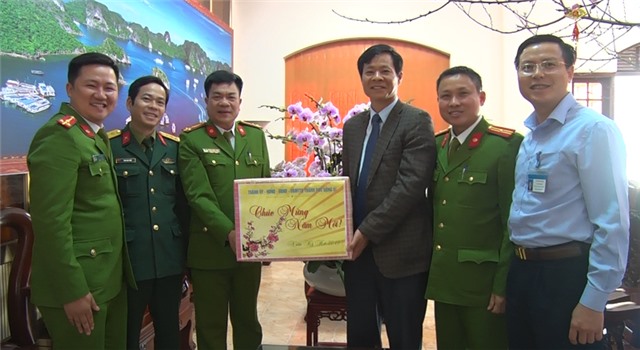 Đồng chí Phạm Tuấn Đạt, Phó Chủ tịch UBND thành phố tặng quà các đơn vị trực Tết