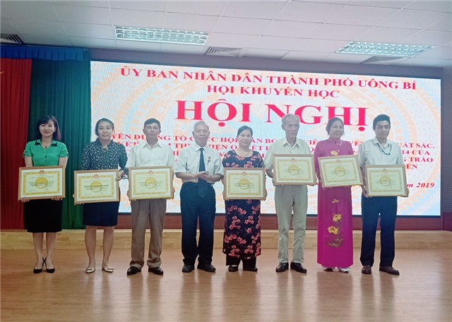 Tuyên dương tập thể, cá nhân tiêu biểu trong công tác khuyến học khuyến tài 