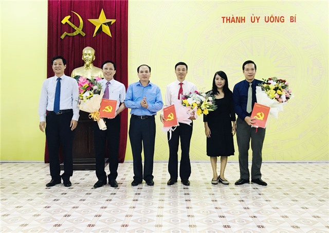 Thành ủy Uông Bí: công bố các quyết định về công tác cán bộ