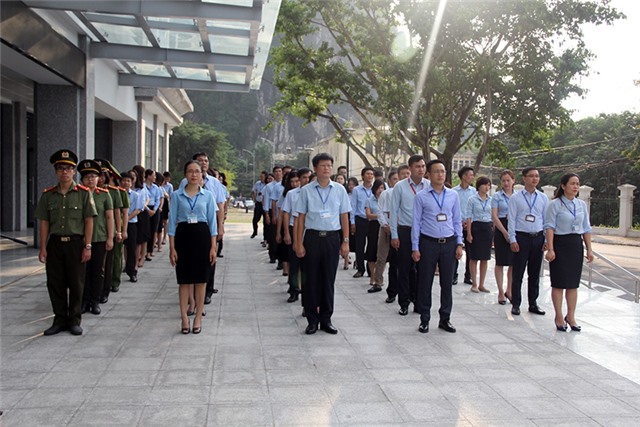 Trung tâm Phục vụ Hành chính công tỉnh: Thực hiện nghi lễ chào cờ và hát Quốc ca