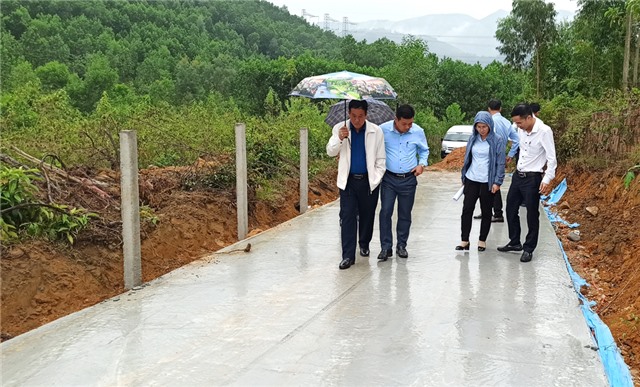 Đoàn giám sát HĐND thành phố làm việc tại xã Thượng Yên Công