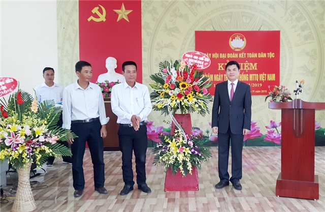 Đồng chí Nguyễn Mạnh Hà, Phó Bí thư Thành ủy, Chủ tịch UBND thành phố dự ngày hội đại đoàn kết toàn dân thôn 3, xã Điền Công