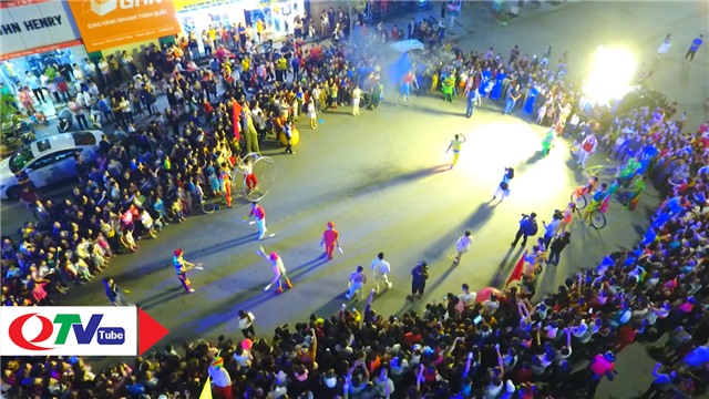 Sôi động diễu hành nghệ thuật xiếc đường phố