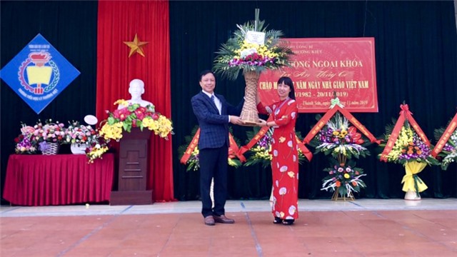 Trường Tiểu học Lý Thường Kiệt: sôi nổi chương trình ngoại khóa chào mừng Ngày Nhà giáo Việt Nam