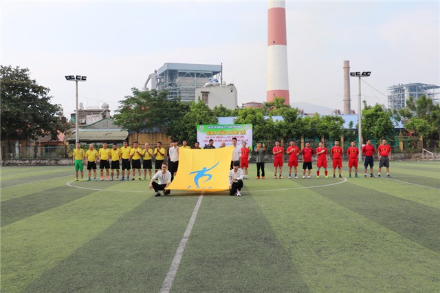 Giao hữu bóng đá giữa CLB 7X TP Uông Bí với CLB 79 TP Hạ Long