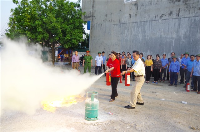Tuyên truyền, huấn luyện PCCC tại chợ Trung tâm Uông Bí