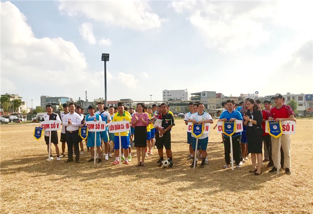 Khai mạc giải bóng đá nam Lực lượng vũ trang TP Uông Bí 