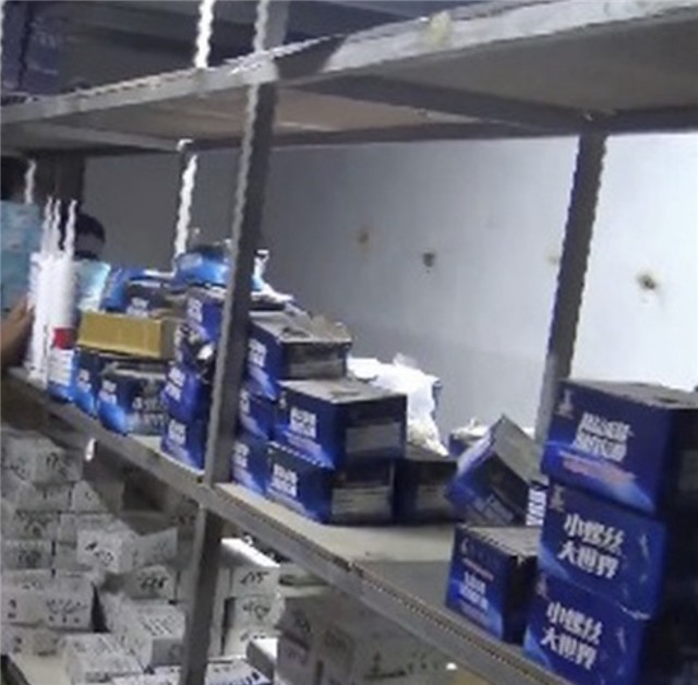 Triệt phá đường dây sản xuất keo dán giả