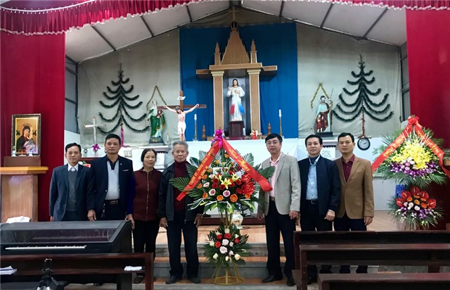 Chủ tịch MTTQ thành phố thăm, tặng quà dịp Giáng sinh 2019