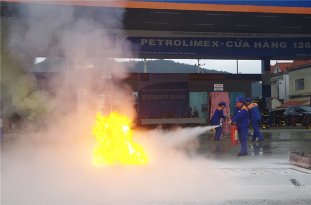 Thực tập phương án chữa cháy và CNCH tại cửa hàng xăng dầu