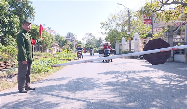 Cựu chiến binh tình nguyện gác đường sắt