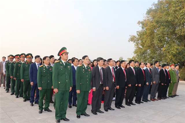 Viếng anh hùng liệt sỹ, dâng hương tại Đài tưởng niệm Bác Hồ nhân dịp  Tết Nguyên đán Kỷ Hợi 