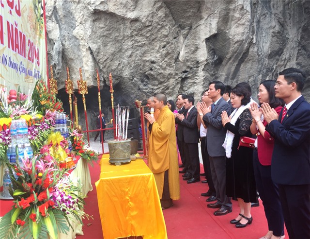 Tưng bừng khai hội Đền - Chùa Hang Son xuân Kỷ Hợi 2019