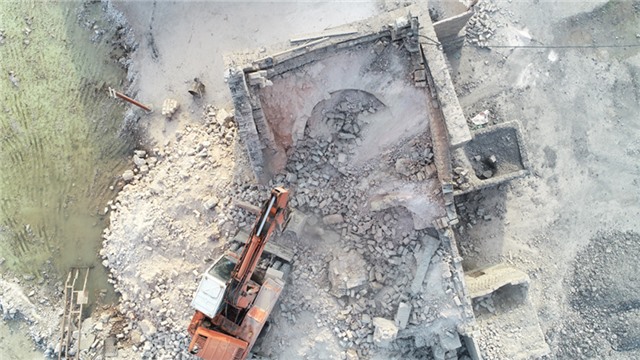 TP Uông Bí: Hỗ trợ người dân tháo dỡ lò vôi thủ công