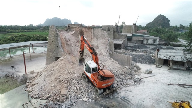 Đến ngày 22-2, thành phố Uông Bí tiếp tục hỗ trợ tháo dỡ 7 lò vôi thủ công