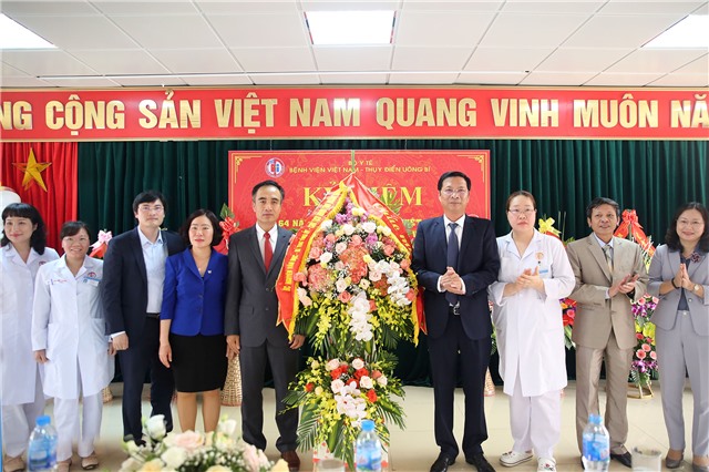 Các đồng chí lãnh đạo tỉnh chúc mừng y, bác sĩ nhân Ngày Thầy thuốc Việt Nam 27/2