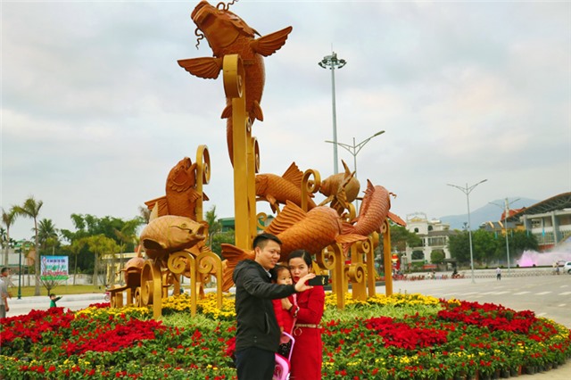 Biểu tượng Cá chép vượt vũ môn, điểm nhấn kiến trúc mới giữa Quảng trường Trung tâm thành phố 