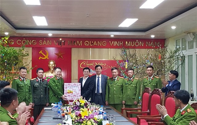 Chủ tịch UBND thành phố Nguyễn Mạnh Hà động viên các đơn vị trực đêm 30 Tết