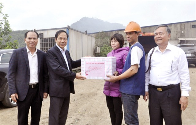 Đồng chí Đặng Huy Hậu, Phó Chủ tịch Thường trực UBND tỉnh thăm, chúc Tết tại Nhà máy rác Khe Giang