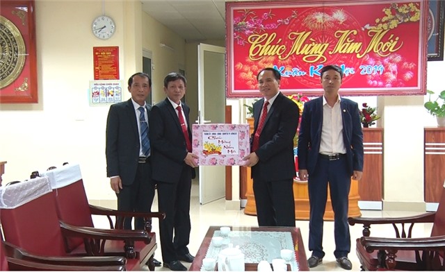 Bí thư Thành ủy Trần Văn Lâm tặng quà Tết tại Bệnh viện Việt Nam – Thụy Điển Uông Bí