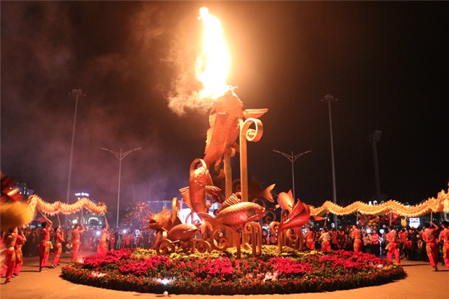 Người dân thành phố Uông Bí hân hoan chào đón giao thừa