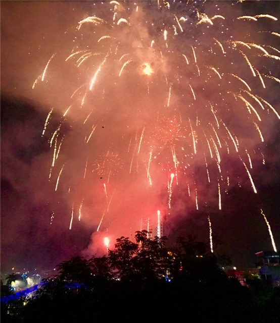 Mãn nhãn với màn pháo hoa tầm cao tại Hồ công viên