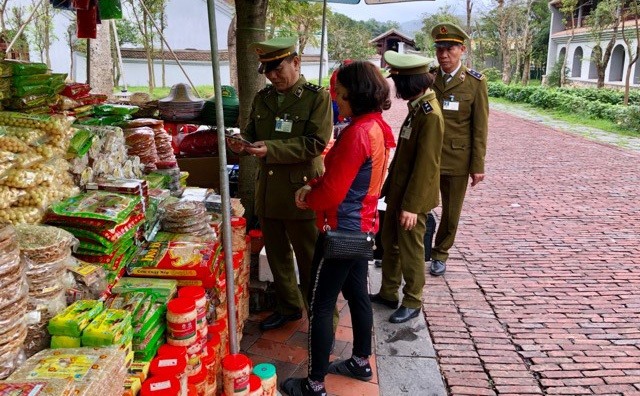 Uông Bí siết chặt công tác quản lý thị trường mùa lễ hội