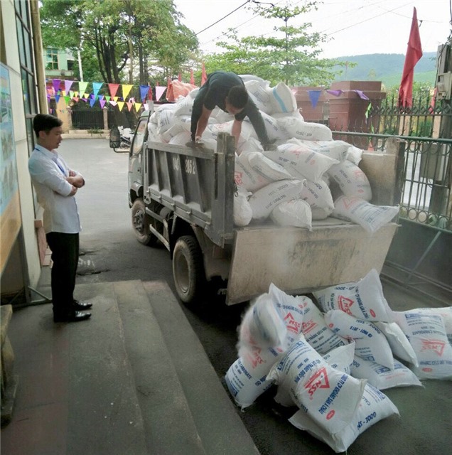 Các xã, phường cấp phát vôi bột cho người dân phòng chống lây lan dịch tả lợn Châu Phi