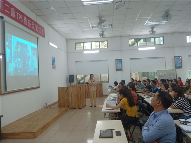 Tuyên truyền an toàn giao thông tại Công ty TNHH Giày da Sao Vàng Chi nhánh Uông Bí