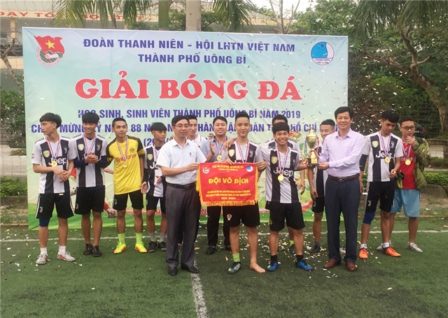 Trung tâm GD nghề nghiệp - giáo dục thường xuyên thành phố vô địch giải bóng đá HSSV năm 2019