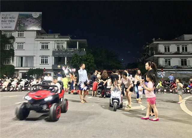 Tắt điện hưởng ứng giờ trái đất, hàng ngàn người đổ về Quảng trường trung tâm thành phố