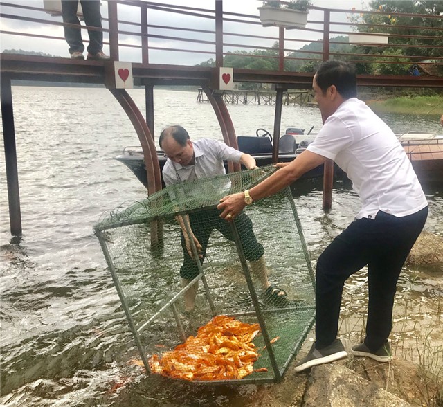 Bí thư Thành ủy Trần Văn Lâm thả cá giống nhân ngày truyền thống ngành Thuỷ sản 1/4