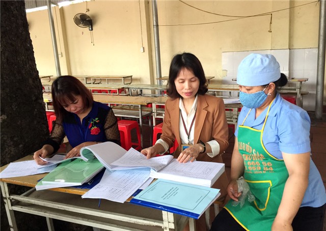 Kiểm tra công tác VSATTP, phòng chống dịch bệnh  tại các trường học 