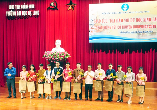 Giao lưu với du học sinh Lào nhân Tết cổ truyền Bunpimay