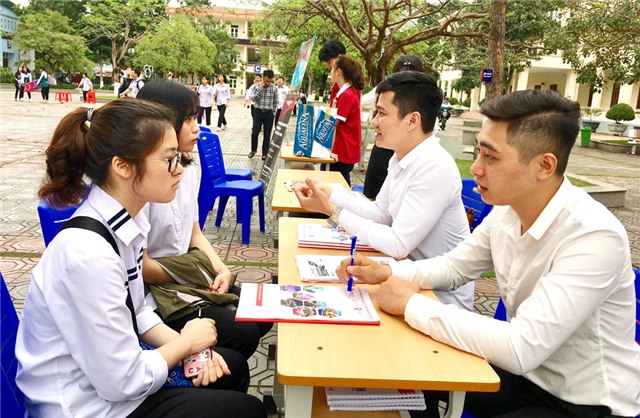 Uông Bí: Tư vấn mùa thi, định hướng nghề nghiệp cho trên 1.000 học sinh