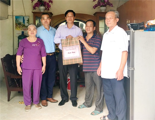 Đồng chí Phạm Tuấn Đạt, Phó Chủ tịch UBND thành phố thăm, tặng quà người khuyết tật