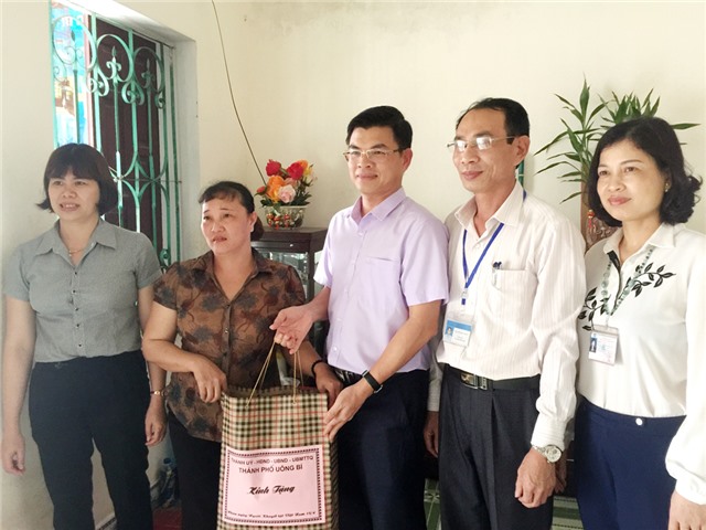 Chủ tịch UBND thành phố Nguyễn Mạnh Hà thăm, tặng quà người khuyết tật tiêu biểu 