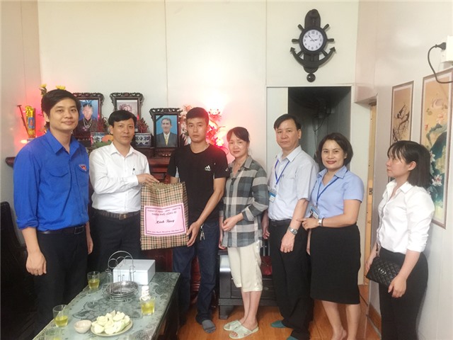 Đồng chí Đỗ Trường Sơn, Phó Chủ tịch HĐND thành phố: Tặng quà người khuyết tật tiêu biểu