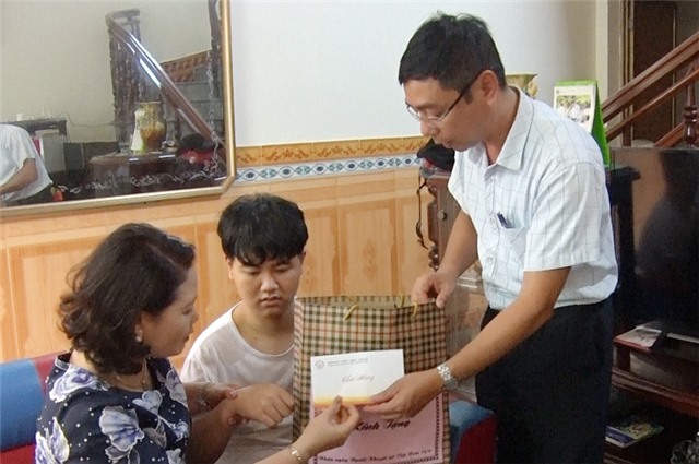 Đồng chí Đào Ngọc Sơn, Chủ tịch MTTQ thành phố: thăm, tặng quà Người khuyết tật tiêu biểu