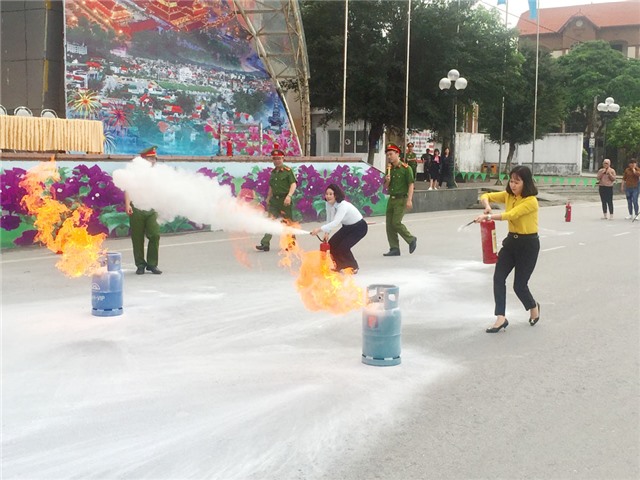 Tập huấn PCCC - Cứu nạn, cứu hộ cho hội viên phụ nữ