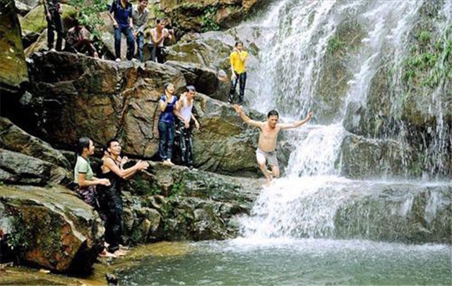 Về Lựng Xanh, hòa trong thác đổ, suối reo